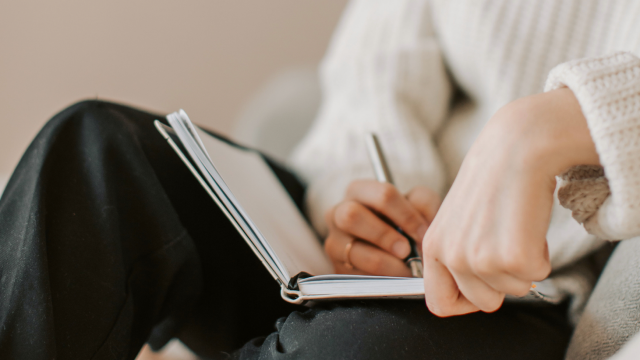 Panduan Mindfulness Journaling, Sebuah Teknik Menulis Ekspresif untuk Mengurai Kecemasan dan Overthinking